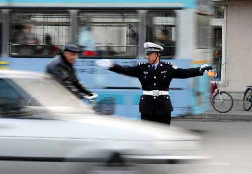 海口:重罚交警交通违法 5项承诺 公布举报电话
