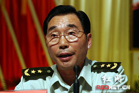 (中国人民解放军总政治部副主任刘永治中将发表讲话,缅怀谭政同志光辉的一生。)