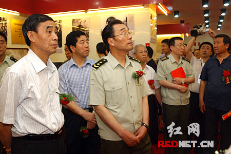 刘永治、谢康生等领导会后观看谭政同志生平事迹展
