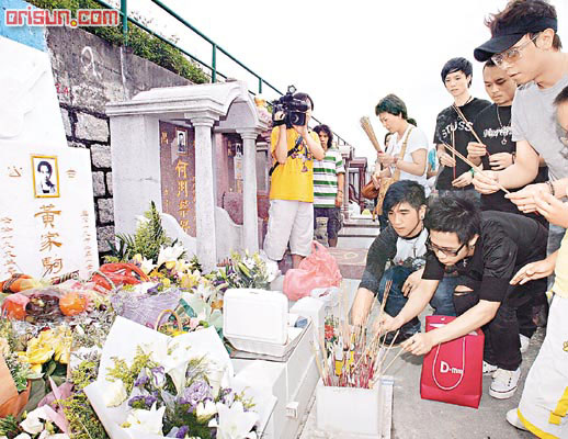 家强一度望家驹的遗照沉默数分钟