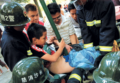 铁钩扎进腹股沟+消防队电锯断钩救出男孩(图)