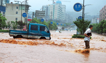 7月15日,郴州市区,一辆车在洪水中熄火,司机急忙逃生