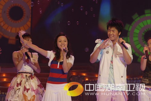 超级女声不输快乐家族 一姐谢娜挑战撞球天后