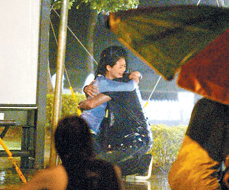 大S与罗志祥雨中拥抱谈情周渝民紧张盯梢