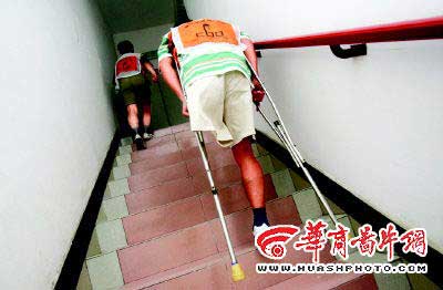 280人比赛爬56层高楼 <em>4位美女</em>偷乘电梯被罚下
