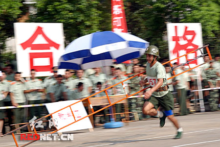 湖南消防部队三能对抗总决赛开赛 消防战士显