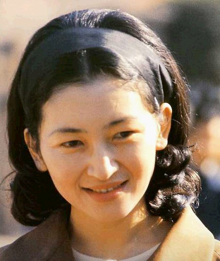 当年的美智子皇后抱着太子
