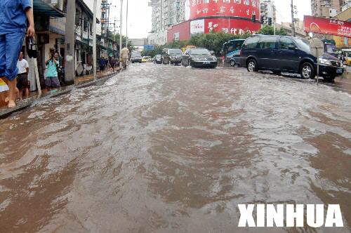 重庆大溪沟主水管爆裂水淹十字路口(组图)