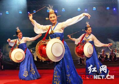 娄底举行慈善之夜大型明星歌舞晚会(组图)