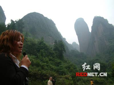 导游正在介绍神奇的辣椒峰