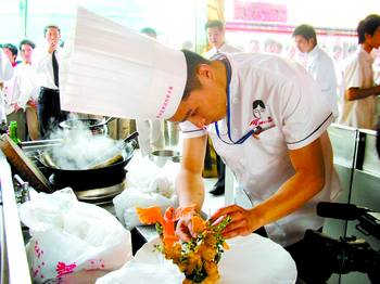 湖南省湘菜烹饪大赛昨举行 300厨师同堂竞技