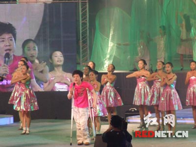 残疾歌手李琛倾情演唱