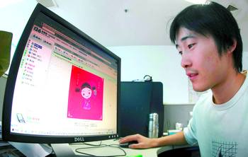 　　杨先生正在查收朋友寄来的电子请柬。“十一”将近，不少筹办婚礼的时尚新人开始青睐这种简便、浪漫的电子请柬。余志雄/摄
