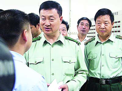 陈家强少将(中)耐心地向工作人员询问中博会消