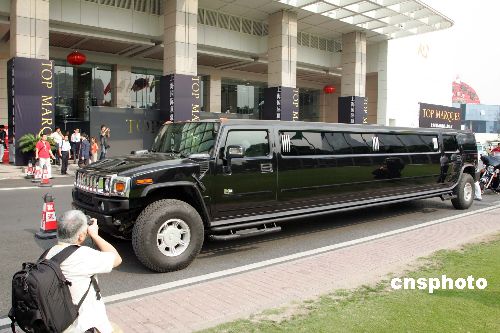 展会中的hummer豪华加长轿车高清图片