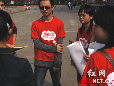 长沙抱抱团-用拥抱冰释陌生人之间的冷漠 长沙抱抱团再度出击