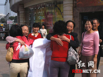 长沙抱抱团-用拥抱冰释陌生人之间的冷漠 长沙抱抱团再度出击