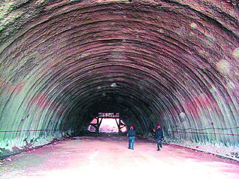 武广专线长沙段首座隧道贯通 目前已开工建设8座隧道