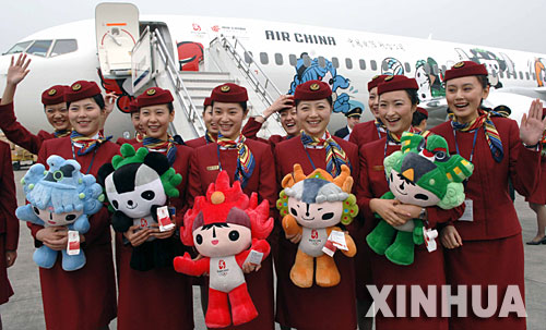 传播奥运理念 国航奥运彩绘飞机亮相成都(组图