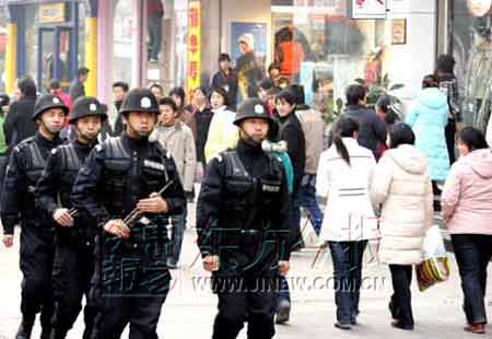 郑州百余名特警上街武装巡逻保护金店银行(图