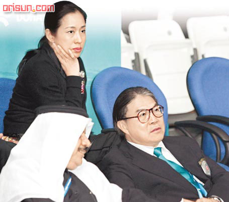 组图:霍震霆朱玲玲结伴多哈看亚运 笑谈复合