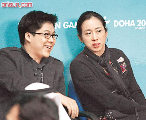 组图:霍震霆朱玲玲结伴多哈看亚运