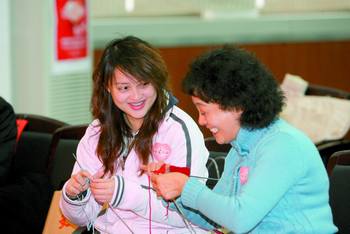 为一千个孤残<em>儿童</em>送上<em>手工编织毛衣</em>