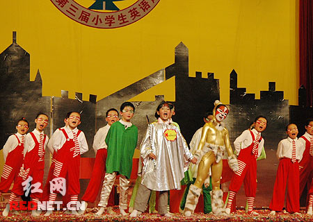 长沙小学生上台一展英语风采 原创节目占3\/4