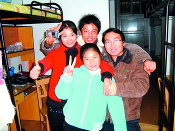 付海营(左一)和弟弟、“小不点”、洪战辉合影。唐保和/摄
