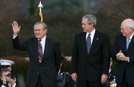 组图:布什为拉姆斯菲尔德举行离职仪式