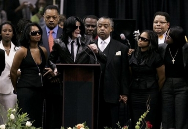 组图 :杰克逊出席詹姆斯葬礼:他是最大动力