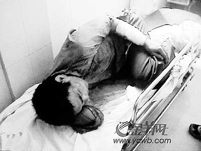 疯汉割脉后浴血狂奔百米 医生警察一路穷追(图)