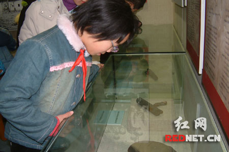 田沁莎在仔细观展