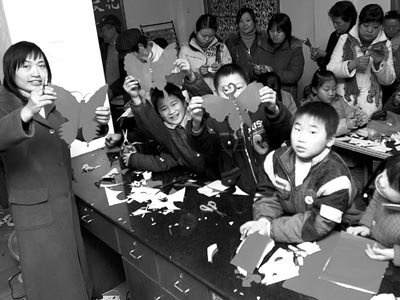 沙文庙坪社区居民学剪纸 樊大爷剪的剪纸要出国