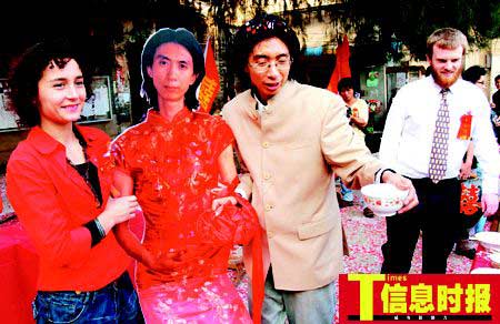 男子与自己旗袍女装照片结婚(组图)