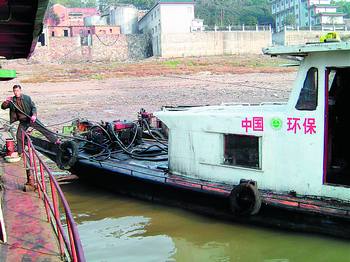 渔民张建设3年从湖面上回收300多吨废机油