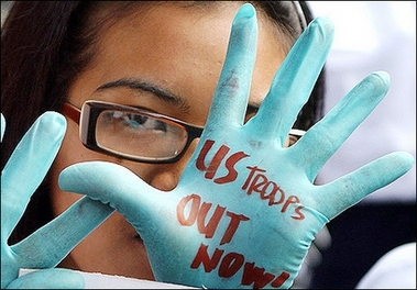 上百菲律宾人抗议美军强奸犯躲进美国使馆(图