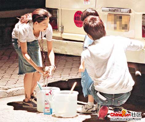 组图: <em>激凸</em>露底无极限 性感<em>美女</em>张柏芝走光集