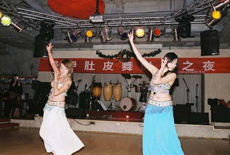 钟玲变身肚皮舞演员 仅学一小时就上台表演(图