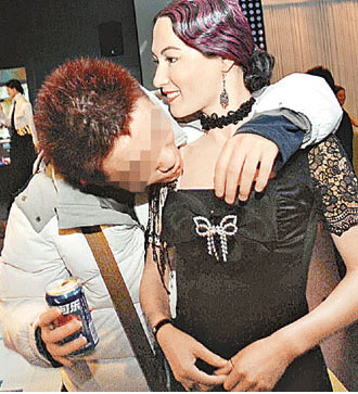 昨晨被影迷亲吻胸部