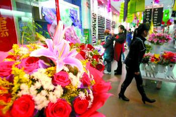 商家热烈市民忙过年 今年情人节钱景不妙(图