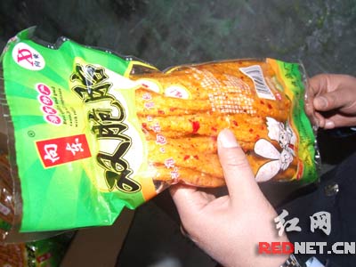 垃圾堆旁制作红薯粉+湖南取缔食品制假黑窝点