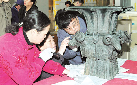 中国国家博物馆以四羊方尊为代表的精品文物12日抵达长沙(资料图片)
