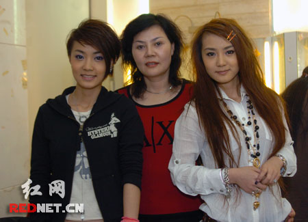 组图:reborn妈妈首度曝光 外貌略胜女儿一筹