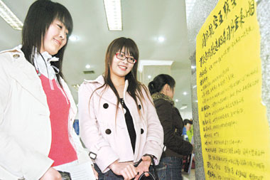 年薪20万 湘女争<em>报</em>国际<em>空姐</em> 每天上千美女报名