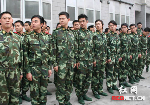 明星也消防之二:为部队形象汪队长剃须(组图