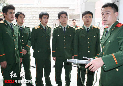 明星也消防之三:参观明星消防车(组图)