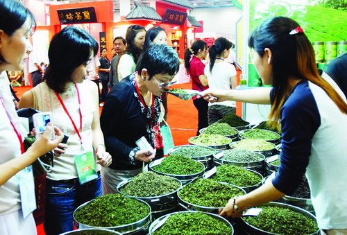 5月18日,在2007国际茶叶大会暨茶展览会现场,参观者在选购茶叶。图/新华社