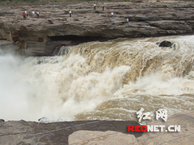 壶口瀑布震天吼 滔滔黄河从天降(组图)