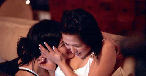 组图:《单身部落》吻戏曝光 两女星断背激吻